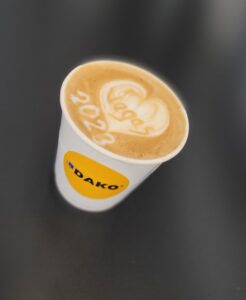 Mobilny bar kawowy jako element brandingowy – jak wykorzystać go jako narzędzie marketingowe